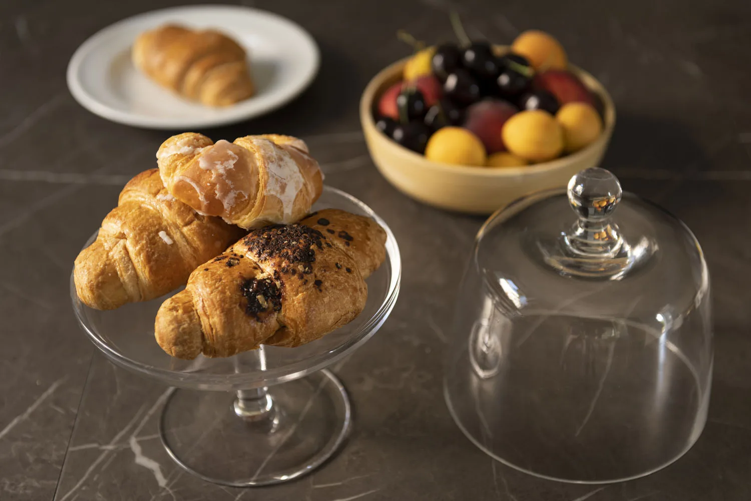 Croissant freschi e frutta di stagione
