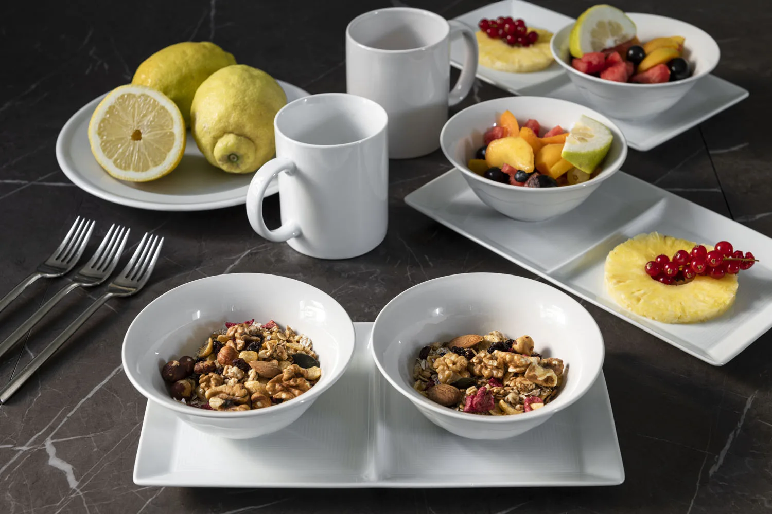 Colazione con frutta, cereali e prodotti freschi