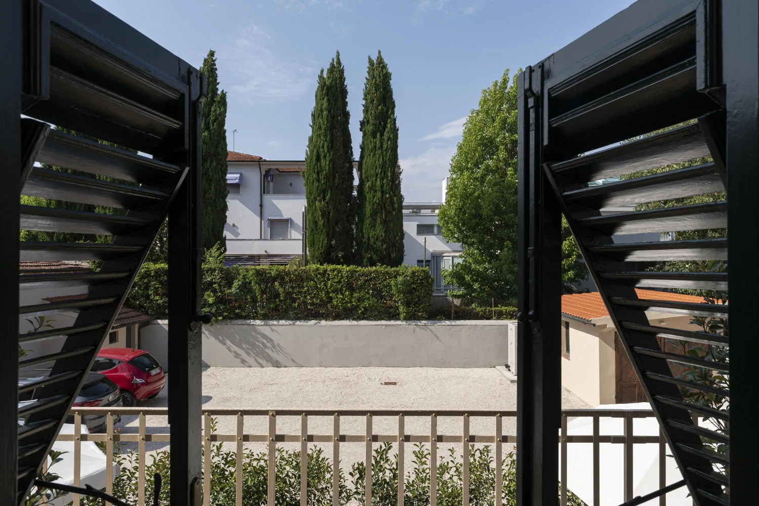 Il parcheggio privato della Villa La Tuia visto da una camera